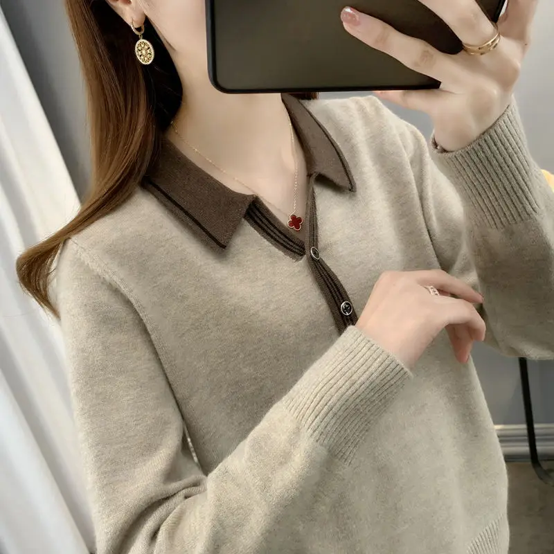 

Свитер женский трикотажный с воротником «Питер Пэн» и длинными рукавами