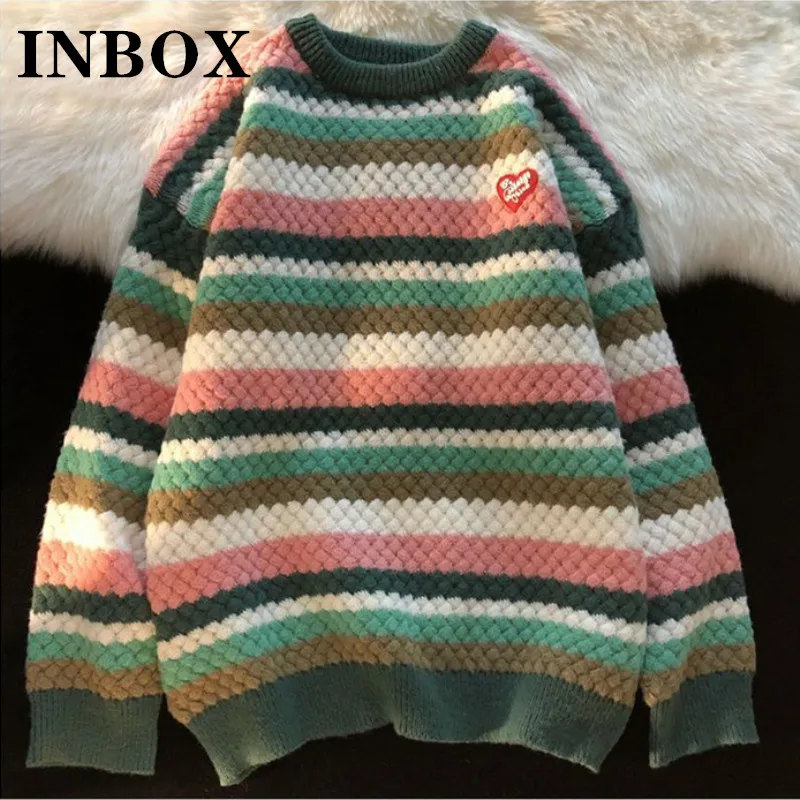 

Женский свитер в радужную полоску с круглым вырезом