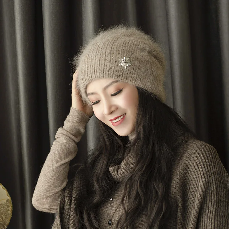 Женская зимняя шапка-бини из натурального кроличьего меха