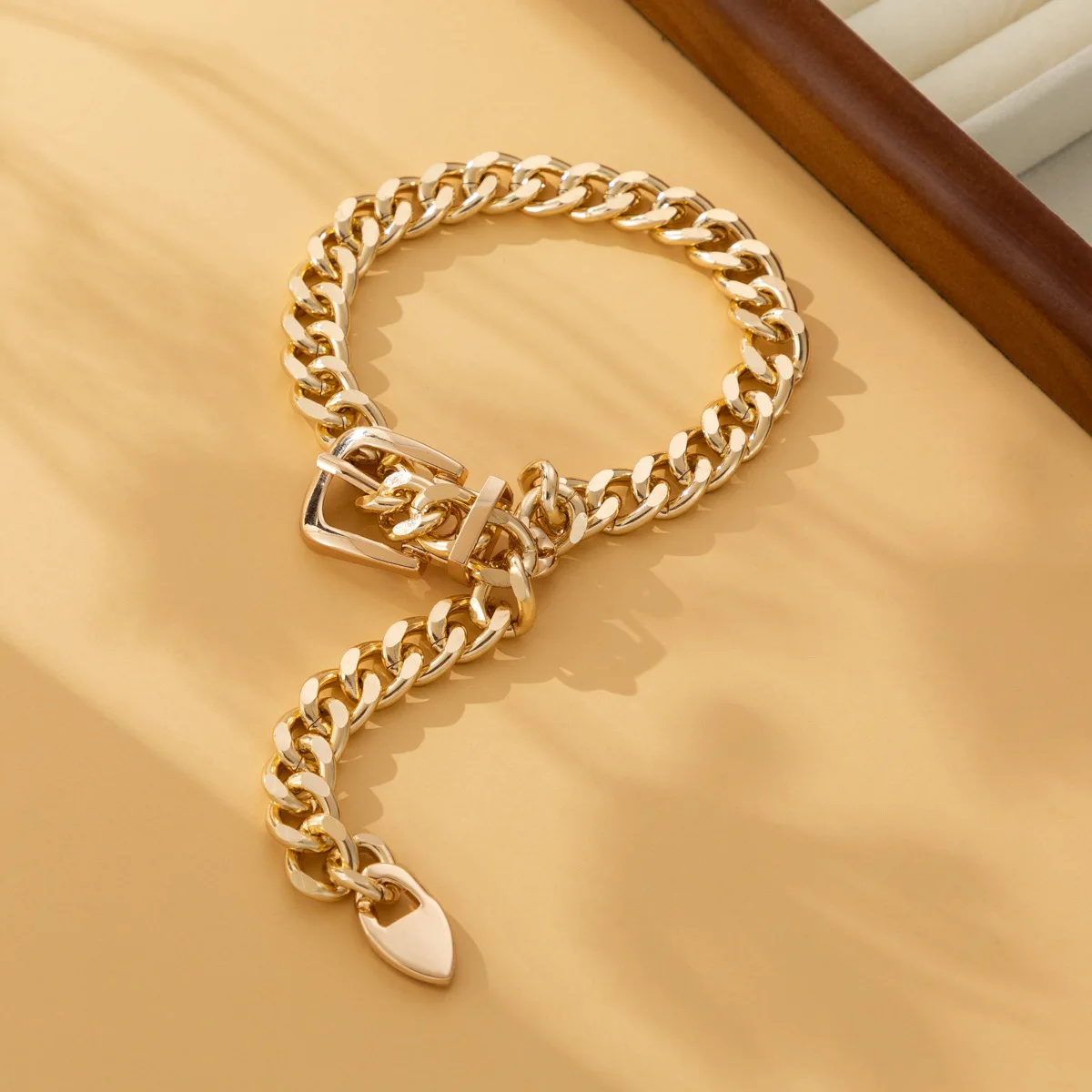 Женское ожерелье с подвеской в виде цепочки