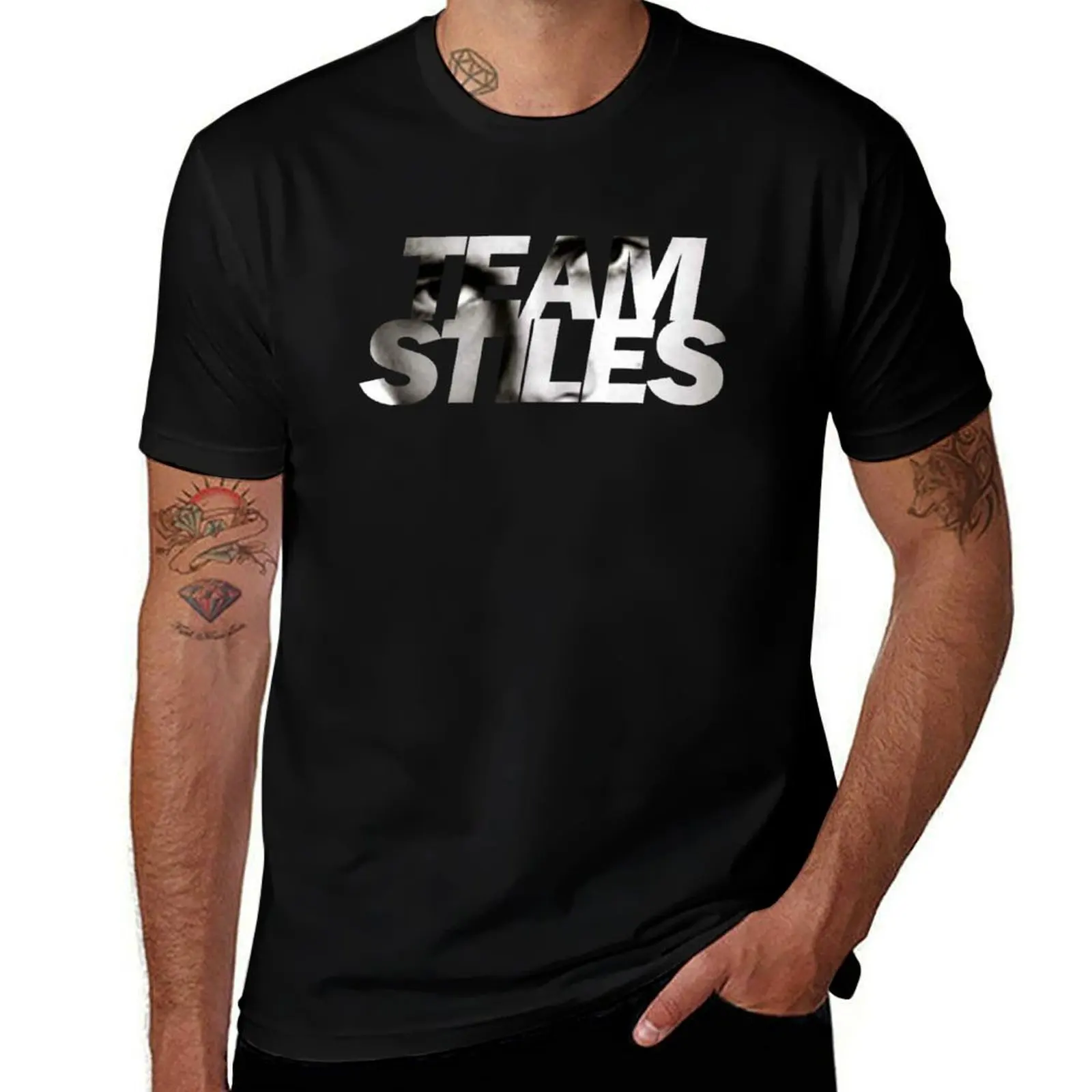 Фото Футболка Team Stiles, мягкая повседневная хлопковая футболка с короткими рукавами №1