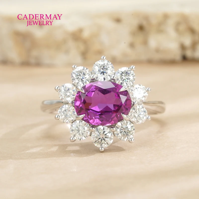 Фото Кольца Cadermay из серебра 925 пробы с овальным лабораторным сапфиром 7x9 мм розово-фиолетового цвета и муассанитом, модель 