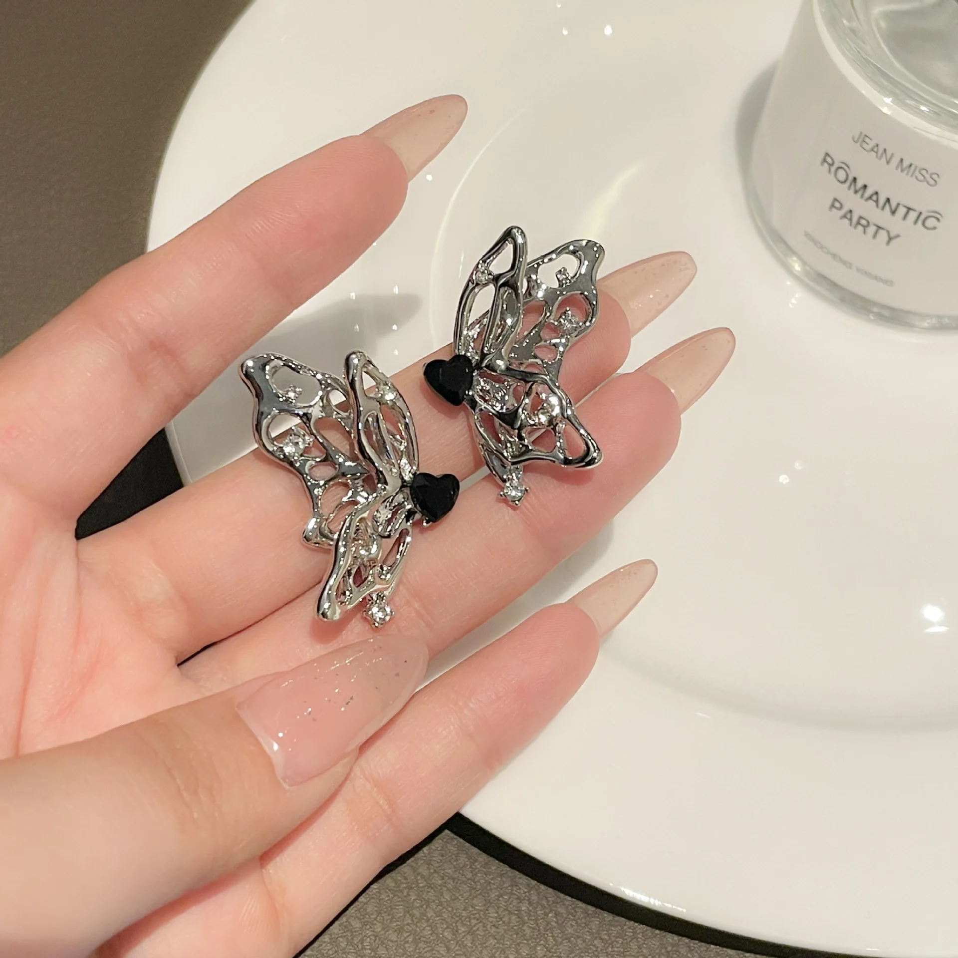 

Модные металлические ажурные Серьги серебряного цвета с бабочкой для женщин, черные циркониевые серьги с любовным сердцем для молодых девушек, праздничный подарок