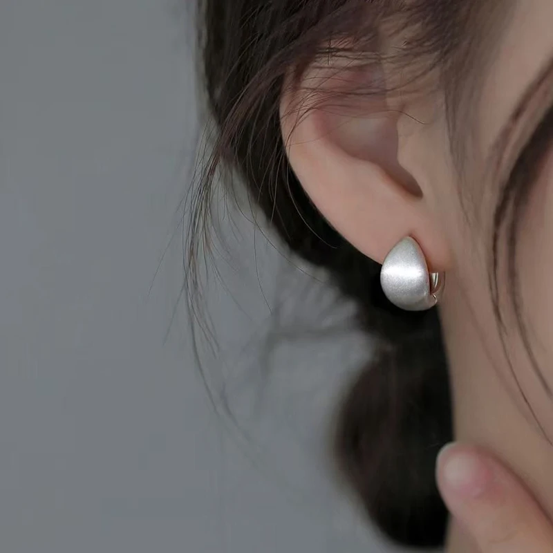 Фото Настоящие серьги-кольца из матового серебра 925 пробы для очаровательных женщин, изысканные ювелирные украшения, необычные классические минималистичные аксессуары №4