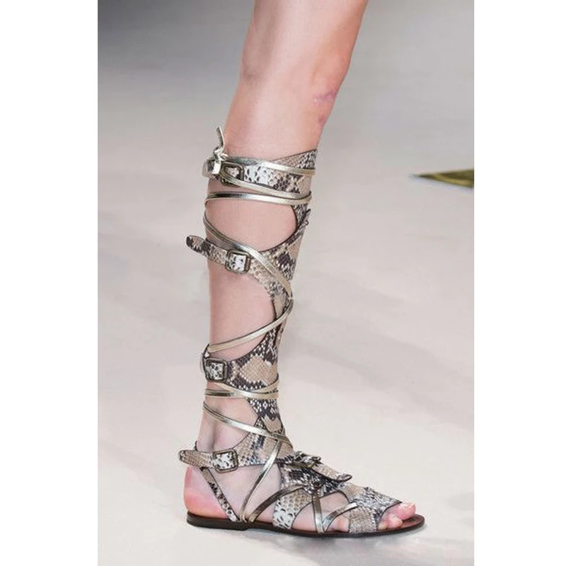 Женские сандалии на плоской подошве с ремешком из кожи питона летние сапоги до