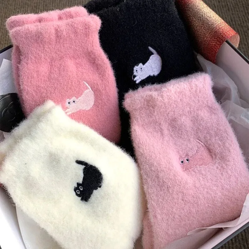 Плюшевые носки с милым котом зимние утолщенные теплые белые средней длины для