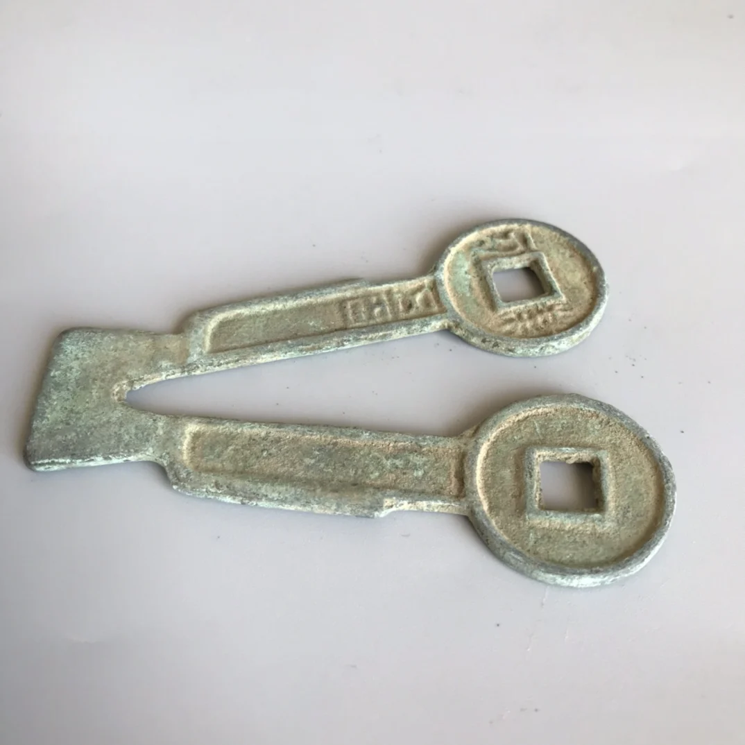 

Exquisite Imitation Copper Key Coin Deed Knife Ornament