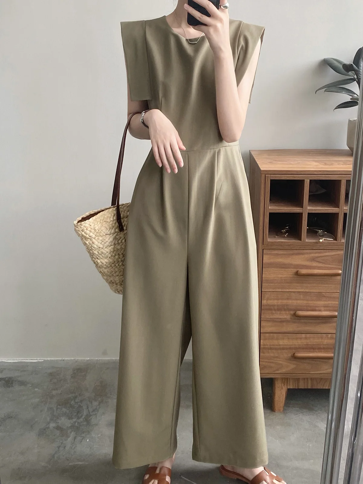 

Summer Sleeveless Jumpsuit for Women, Pleated Design , Loose Fit for A Slimming Look, Wide Leg Long Pants for Stylish Statement