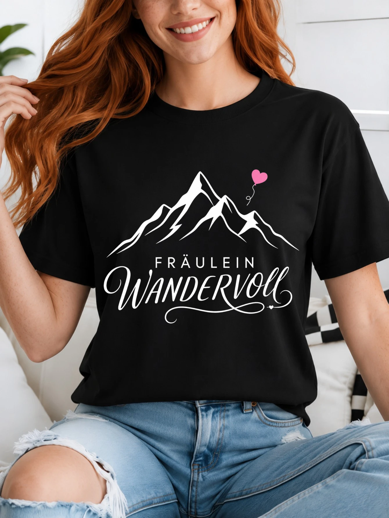 Фото Футболка унисекс Fraulein Wandervoll с минималистичным горным рисунком, розовым воздушным шаром в форме сердца и изображением приключенческой тематики. №1