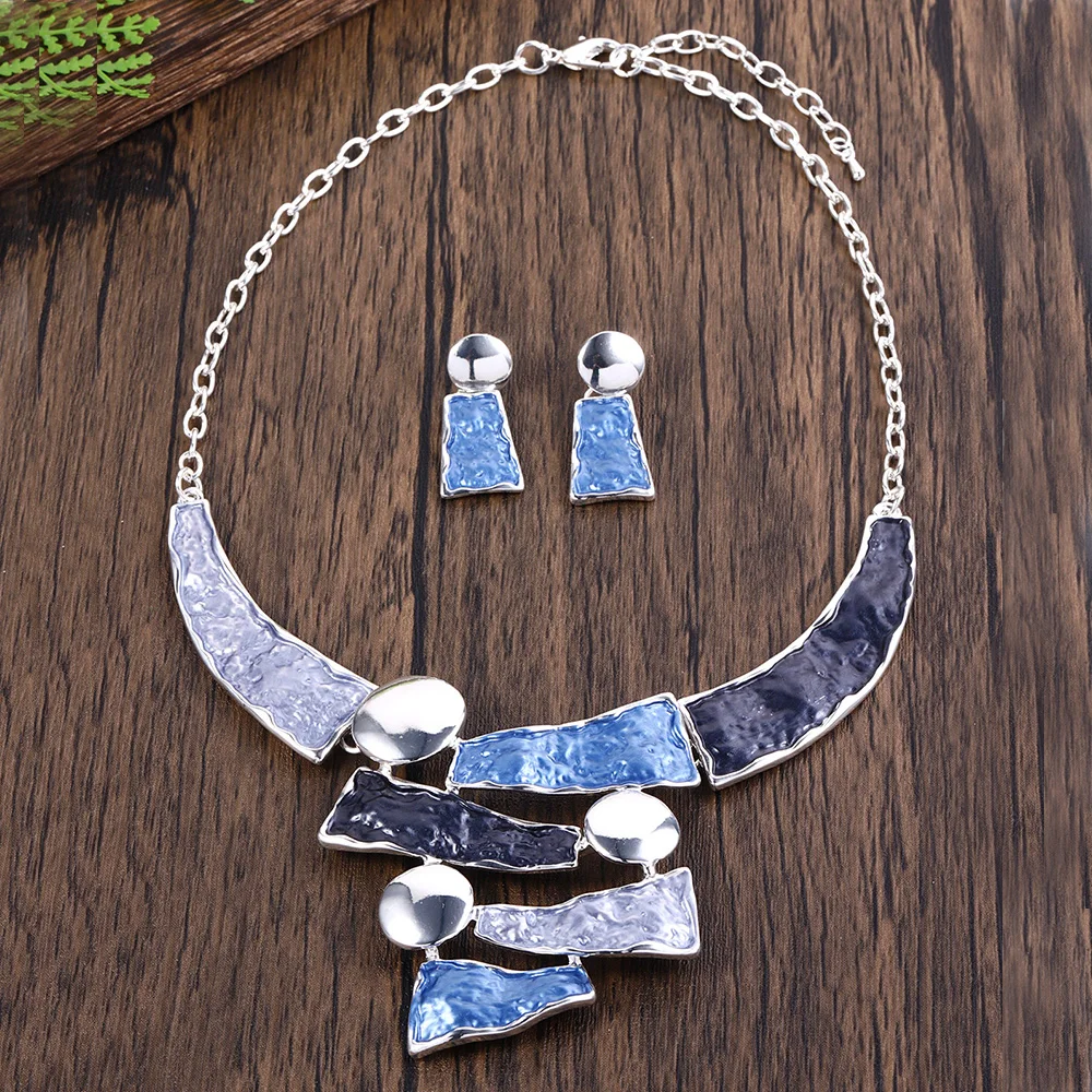 Комплект из колье и серёг с подвеской