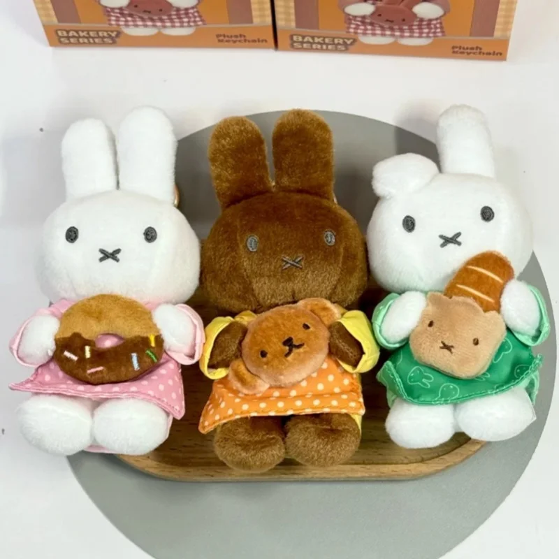 Фото Плюшевый брелок Vipo X Miffy из официальной серии Bakery / Сюрприз-бокс с подвеской - Модная трендовая игрушка, подарок на день рождения для девочек №2