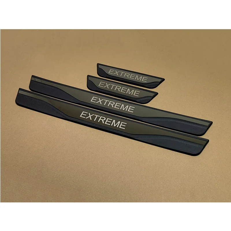 Фото Комплект из 4 накладок на пороги из ABS-пластика и нержавеющей стали для Dacia Duster Extreme Spring 2020-2024, аксессуары для автомобиля №2