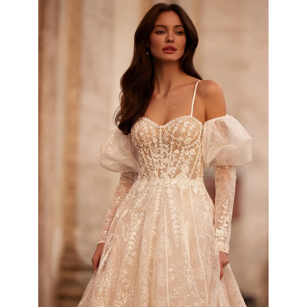 Свадебное платье с вырезом в форме сердца на тонких бретельках кружевное