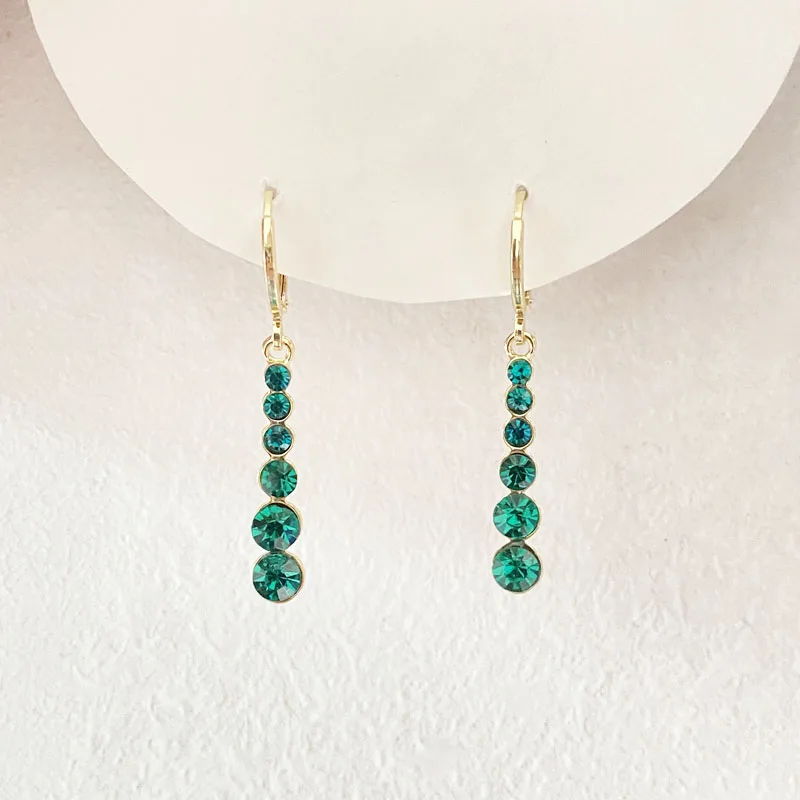 Длинные подвесные женские серьги с зелеными кристаллами золотистые