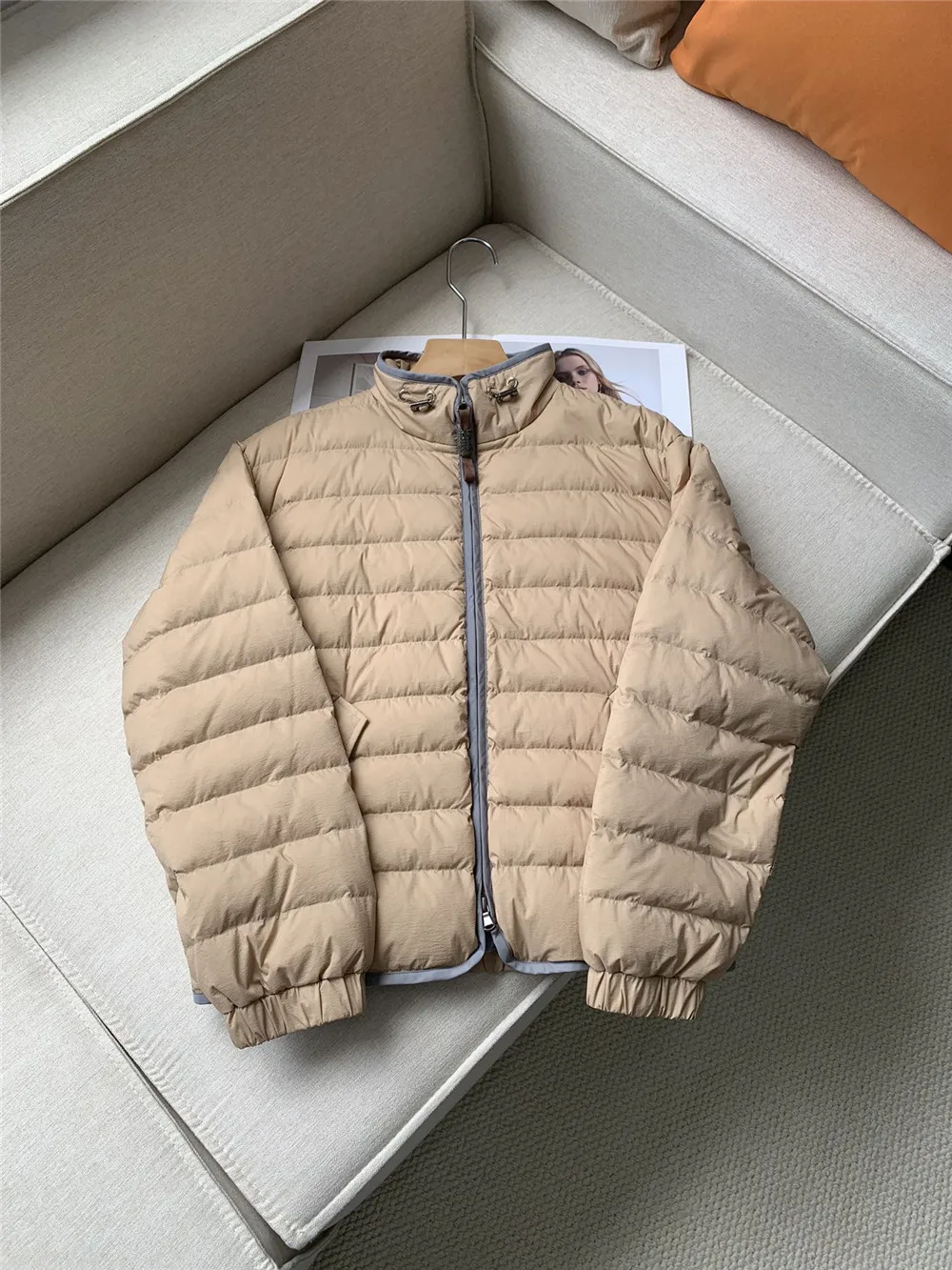 Женский короткий пуховик простой с бисером Осень-зима 24