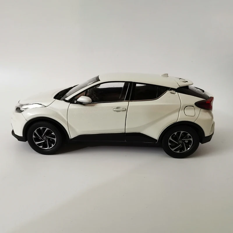 Коллекция моделей автомобилей из сплава IZOA в масштабе 1:18