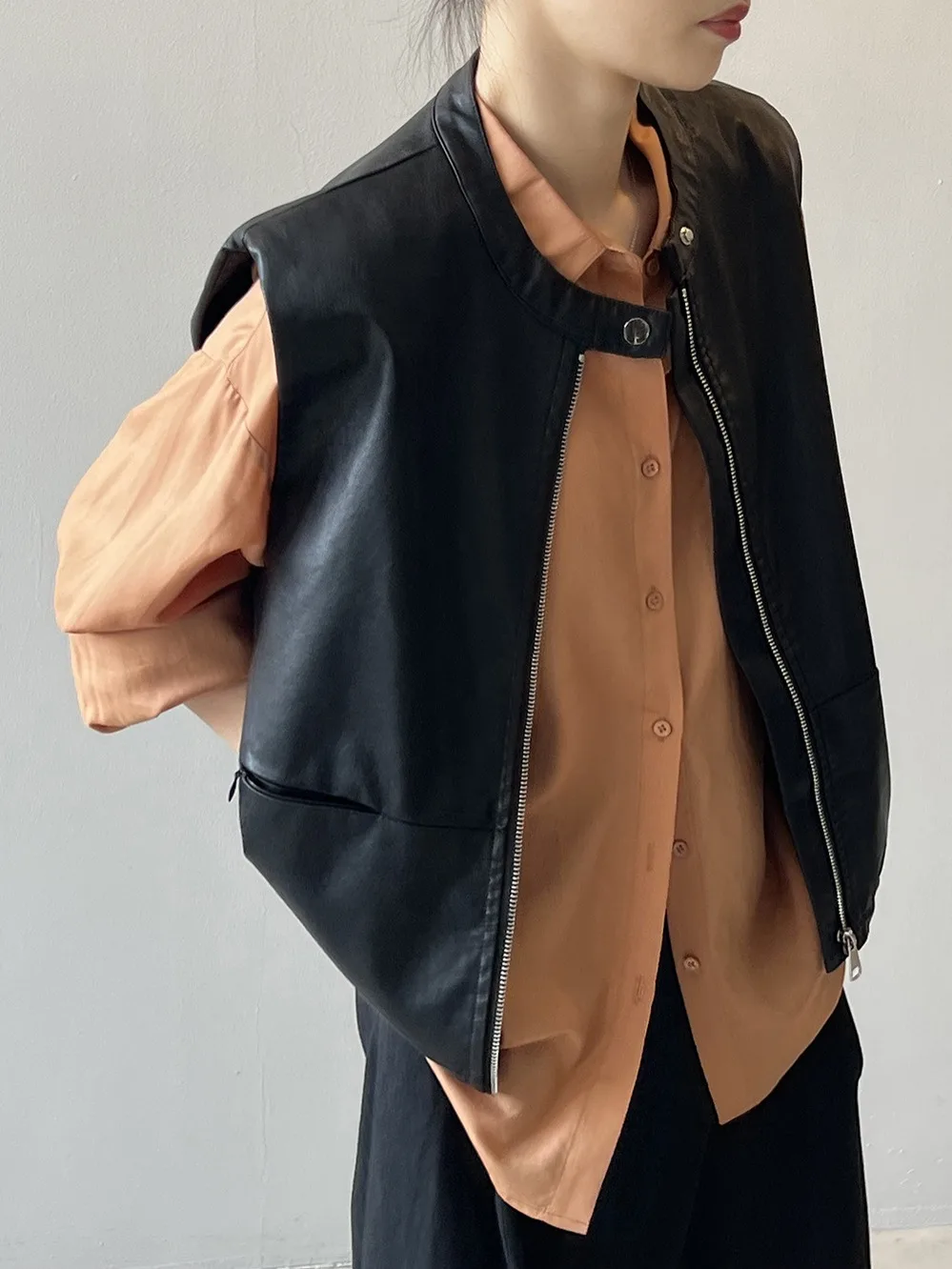 Жилет из искусственной кожи верхняя одежда женский маленький