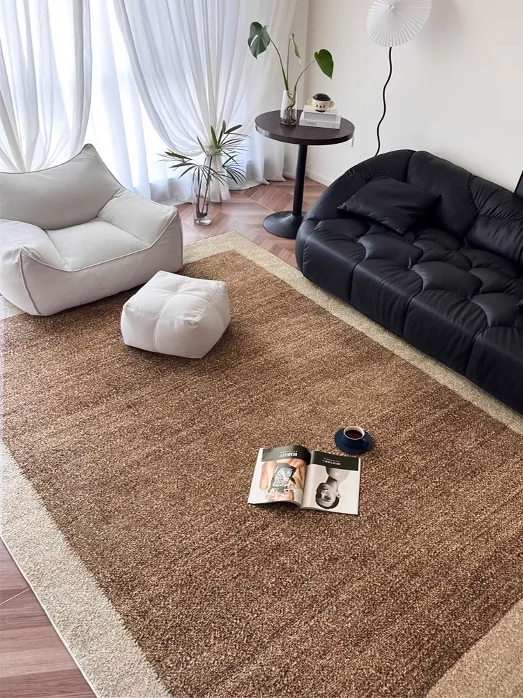 Коричневый минималистичный ковер