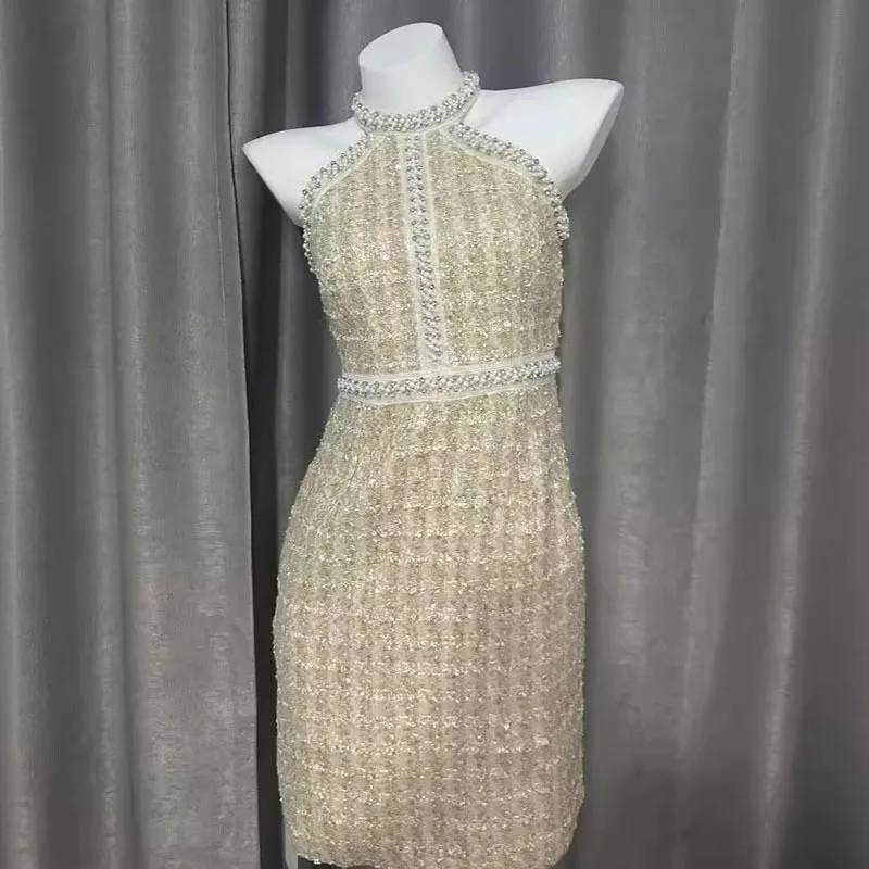 Женское твидовое мини-платье без рукавов с лямкой на шее и бусинами