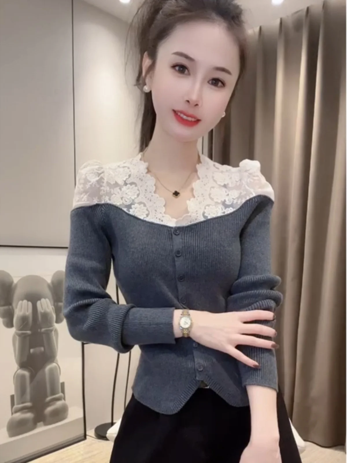 Корейский вязаный женский топ с вырезами и кружевной строчкой осень зима 2024
