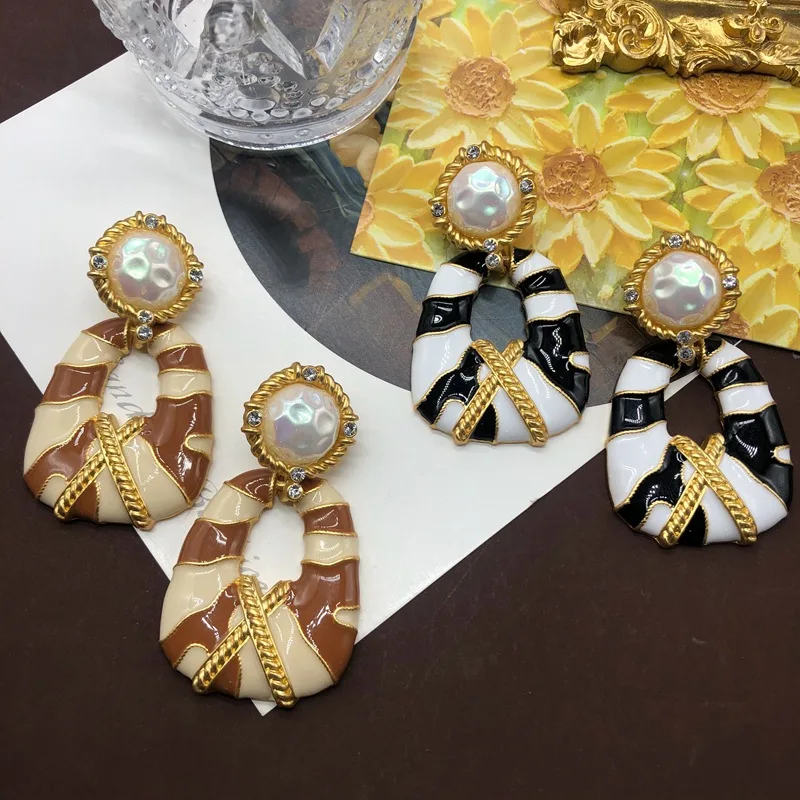 

Vintage Enamel Glaze Classic Contrast Gold Plated Horse Shell Pearl Rhinestone Ear Stud Ear Clip