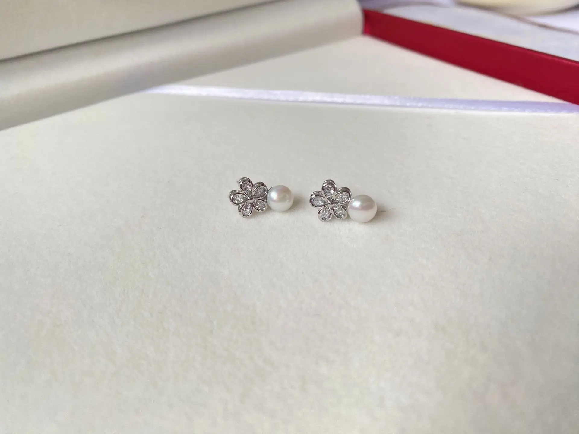 Женские серьги-гвоздики из серебра 925 пробы с цветком ромашки натурального