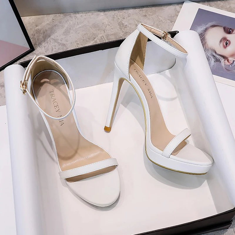 Женские босоножки из лакированной кожи на высоком каблуке и платформе