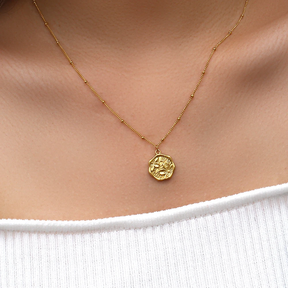 

18K Gold Plated Cherry Blossoms Round Pendant Necklaces for Women Fashion Design Chain Delicated Texture Female Jewelry