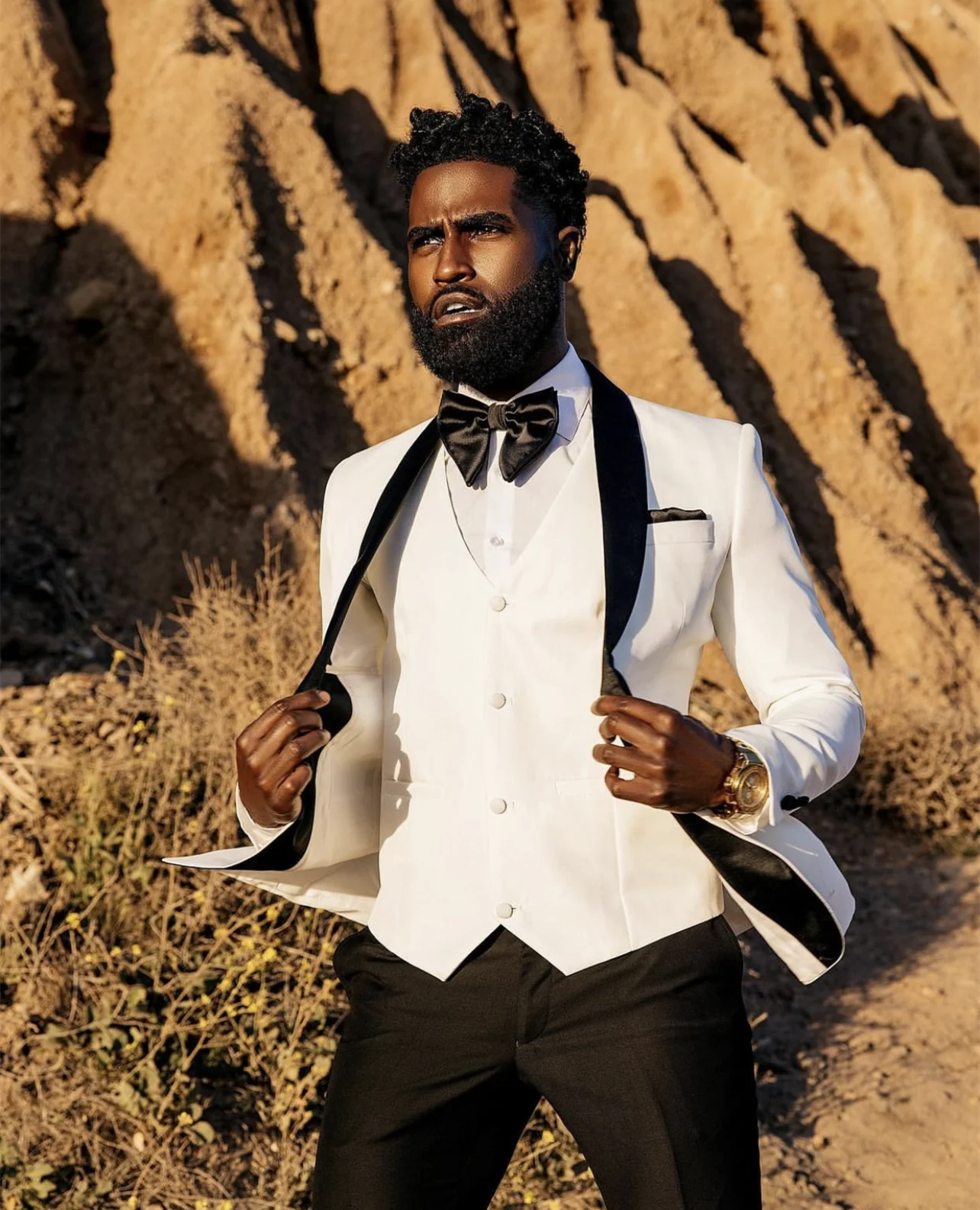 Мужской костюм из трех предметов белый блейзер жилет черные брюки приталенный