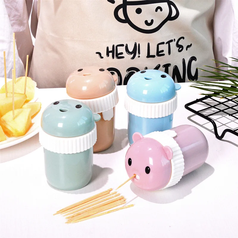 

Plastic cartoon toothpick box creative European bear toothpick can simple living room household portable round toothpick