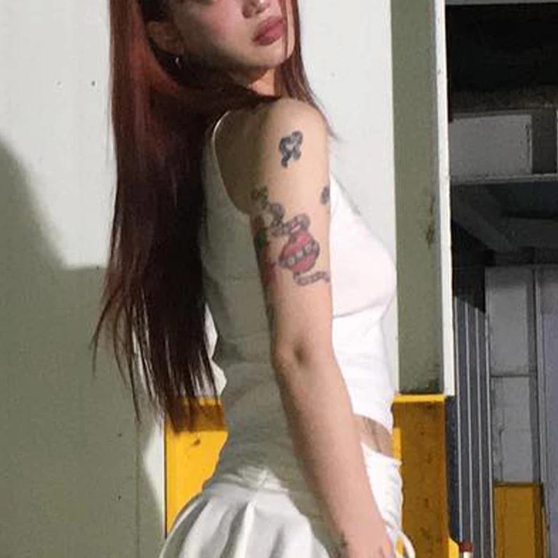 Женский укороченный топ с буквенным принтом