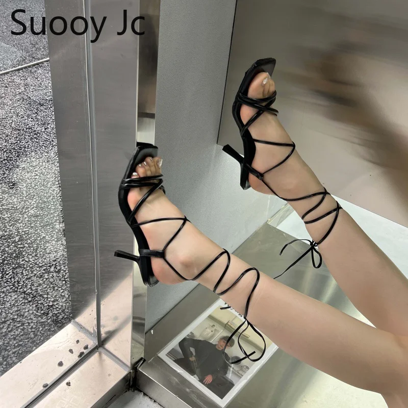 

Сандалии-гладиаторы женские на тонком низком каблуке, модные босоножки в римском стиле, на шнуровке, повседневная обувь с узкими ремешками и ремешком на щиколотке, лето