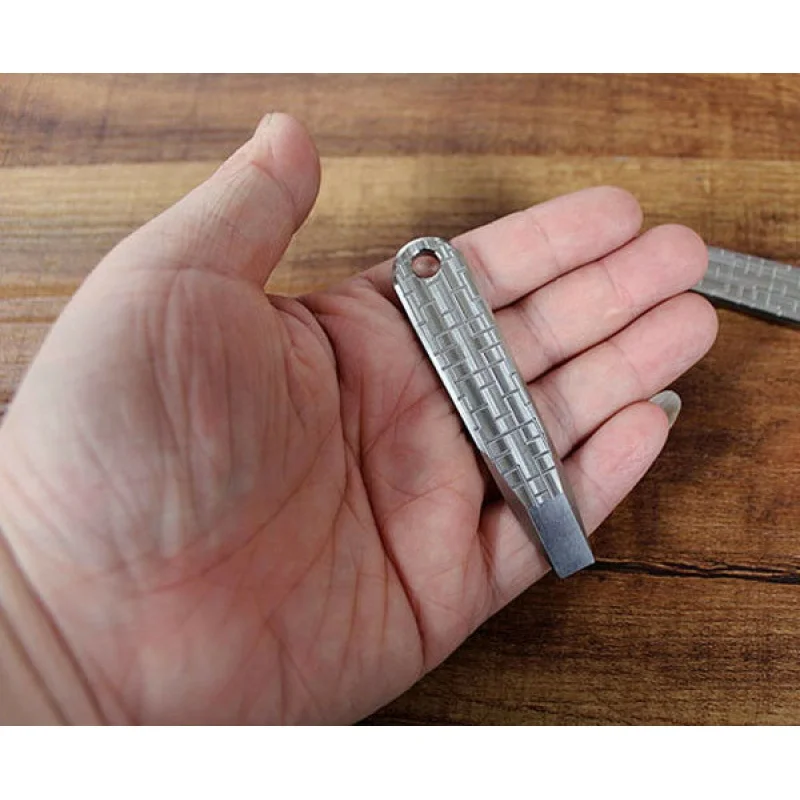 

1pcs 76MM TC4 Titanium Pocket Pry Bar Crowbar EDC KeyChain Pendant