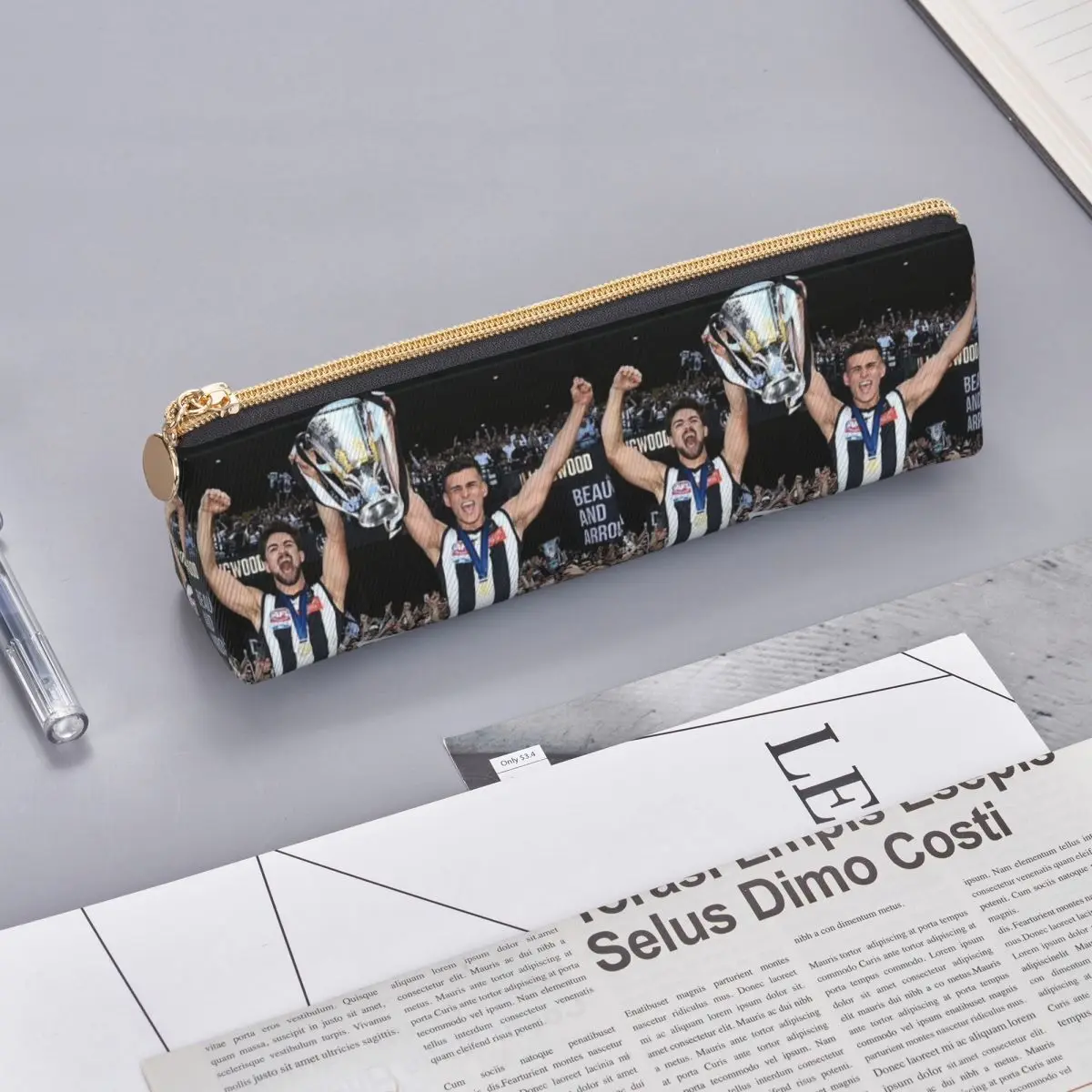 Фото Пенал Daicos Brothers Premiership Trophy Collingwood для студентов, коробка для ручек, сумка для карандашей, канцелярские принадлежности, сумка-органайзер для ручек №2