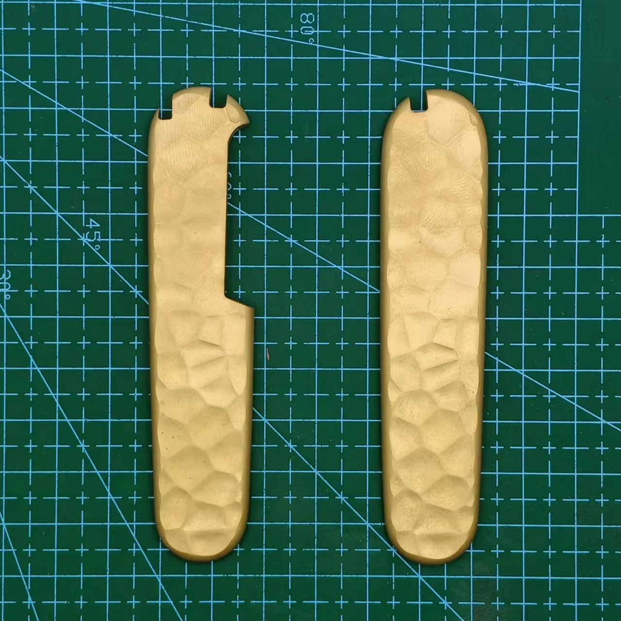 1 пара латунных ручных весов с метеоритным кратером и слотом для шариковой ручки