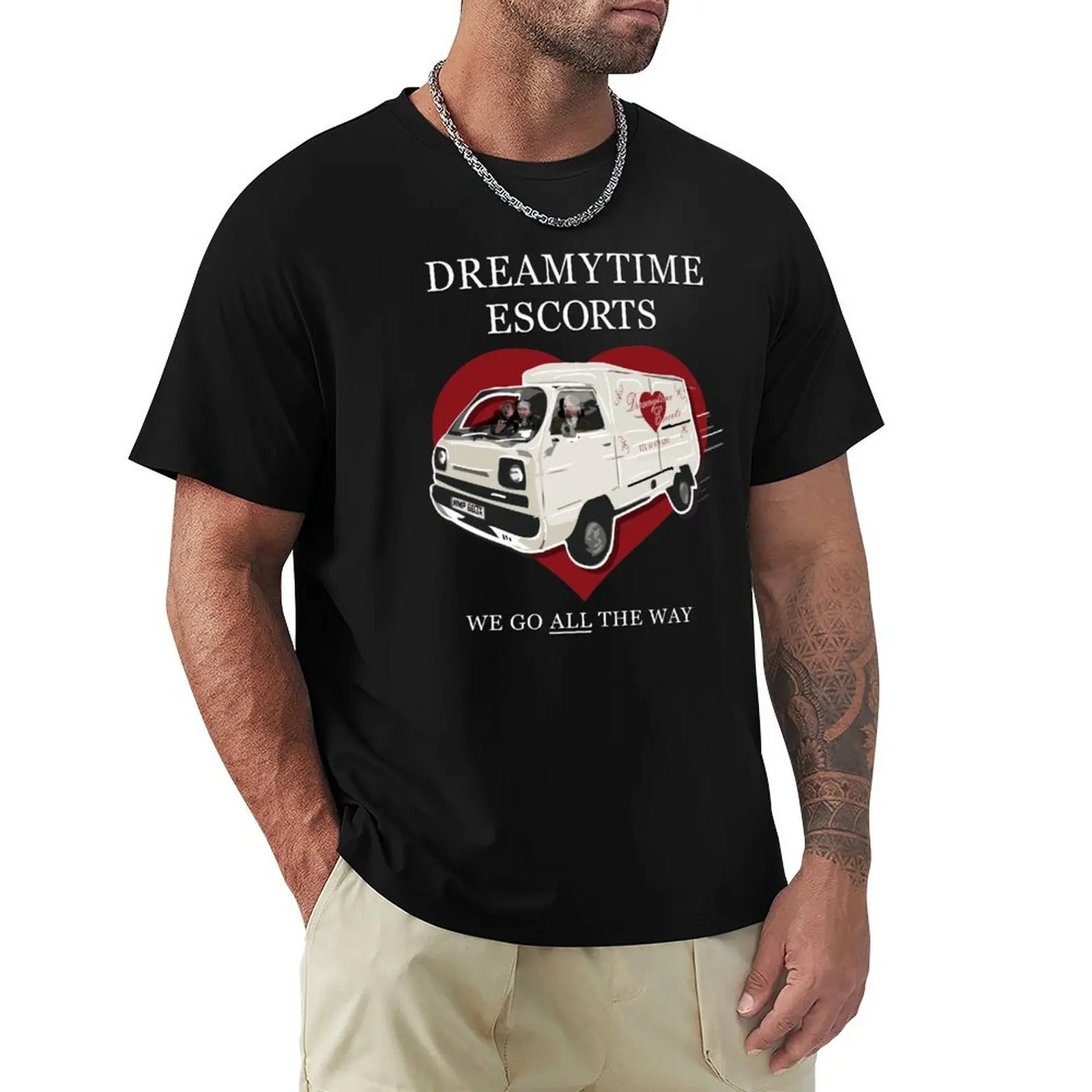 Фото Dreamytime Escorts Van - WE GO ALL THE WAY (белый текст) - Футболка в стиле Мистера Джолли из сериала «Мистер Джолли живет по соседству» №1