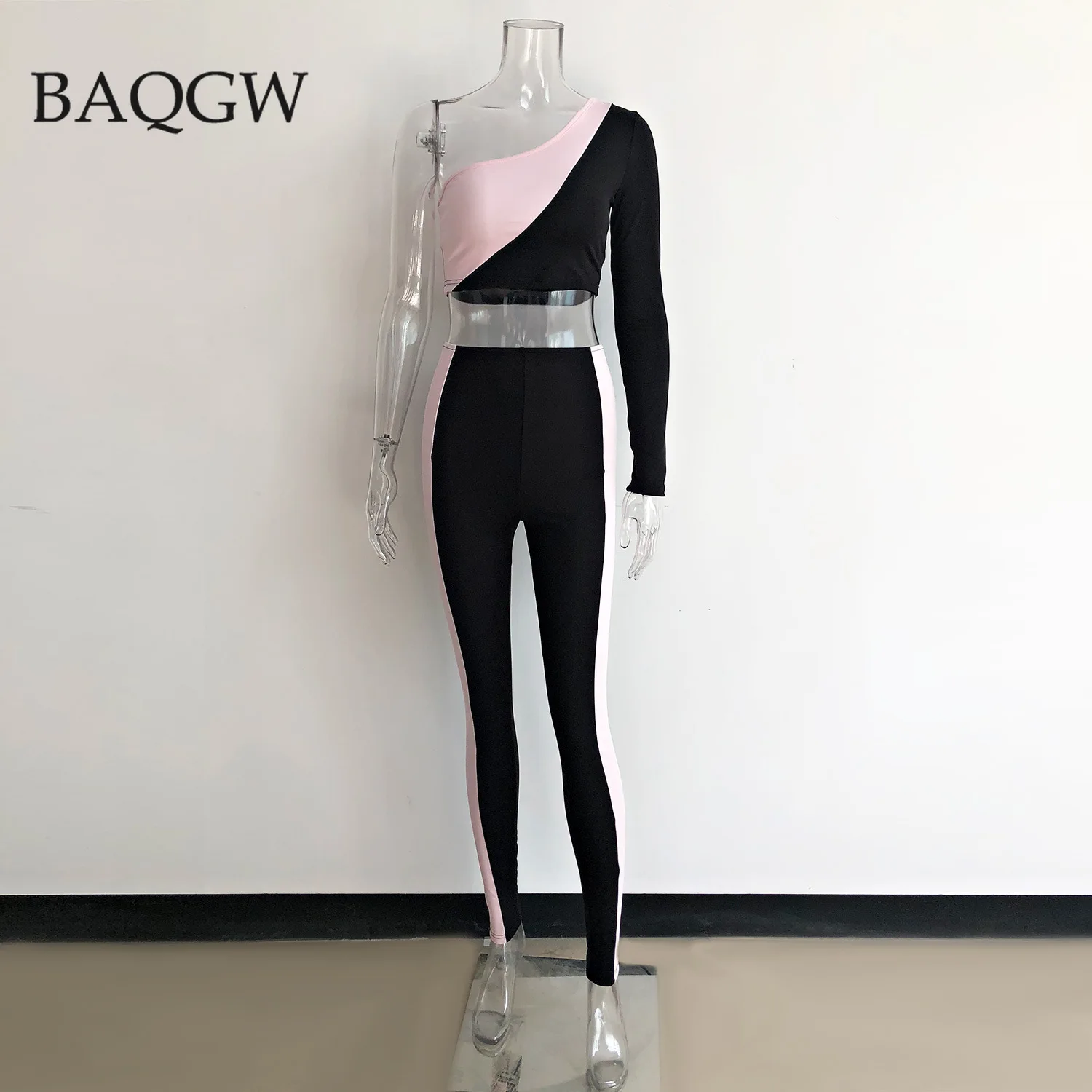 Женский спортивный костюм комплект из двух предметов укороченный топ на одно