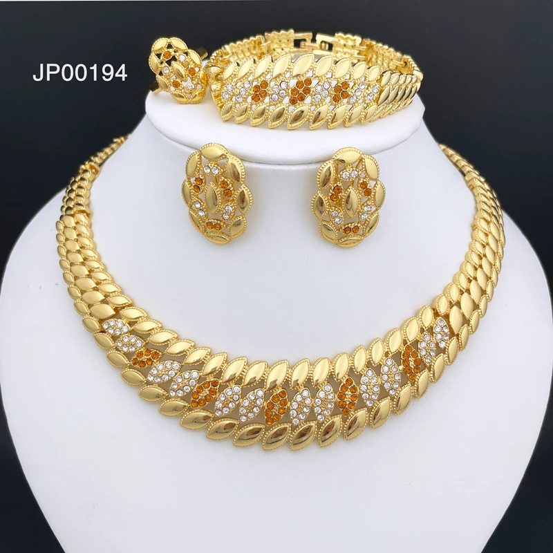 

Комплект из колье, серёг, кольца и браслета