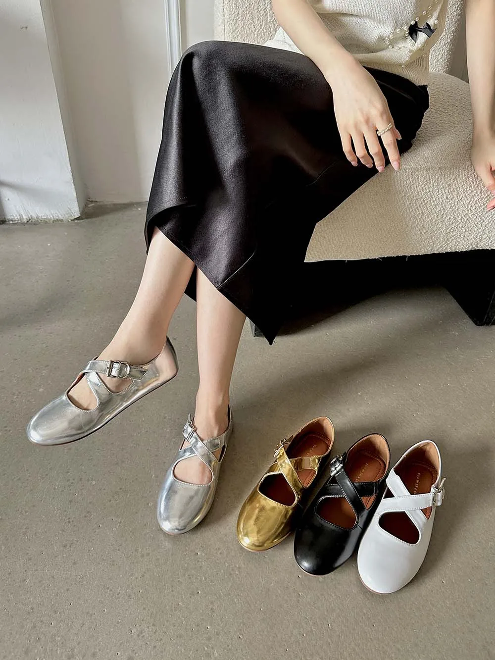 Женские лоферы с круглым носком на плоской подошве перекрестными ремешками без