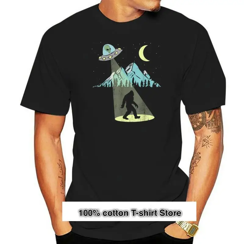 

Camiseta gráfica Vintage Bigfoot UFO Abduction Moon & Mountain Alien