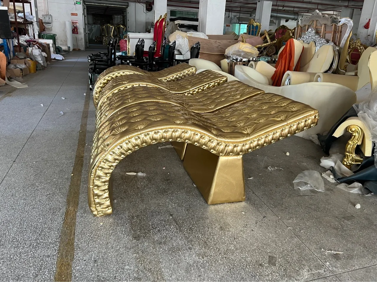 

Салоны красоты, зоны отдыха, клубы,