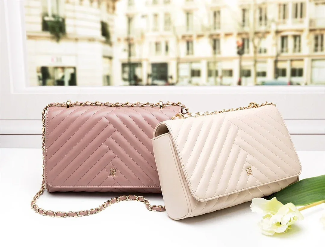 Классический стиль сумка-Кроссбоди из ПВХ с откидной крышкой подходит для