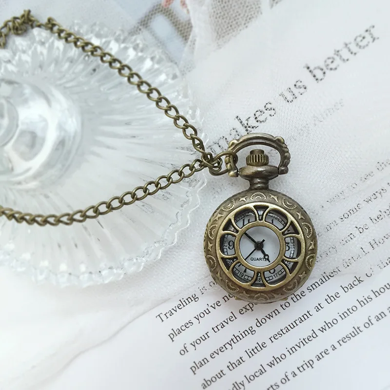 

Маленькие карманные часы с откидной крышкой, цепочкой и подвеской в античном стиле