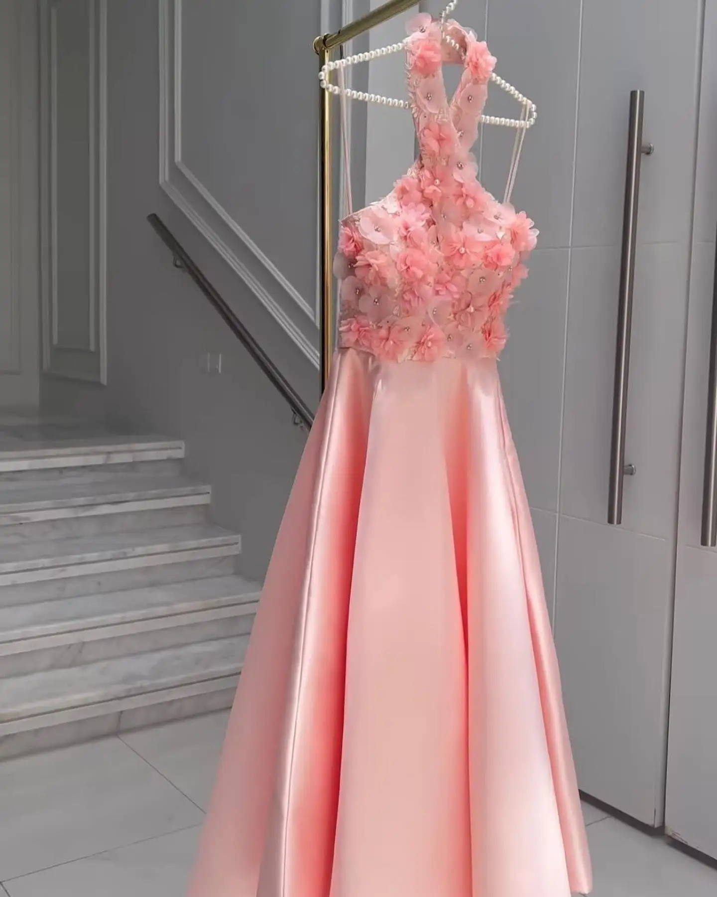 Женское атласное платье с лямкой на шее ТРАПЕЦИЕВИДНОЕ для выпускного вечера