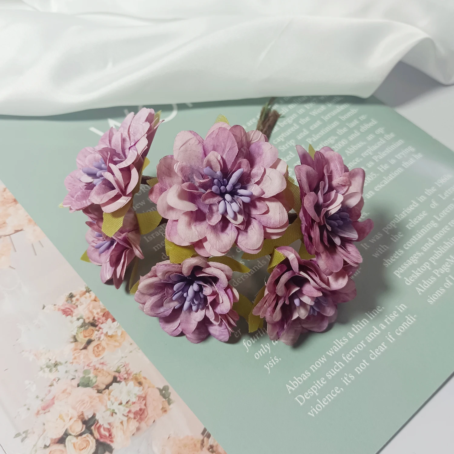 

Искусственные розы из шелка