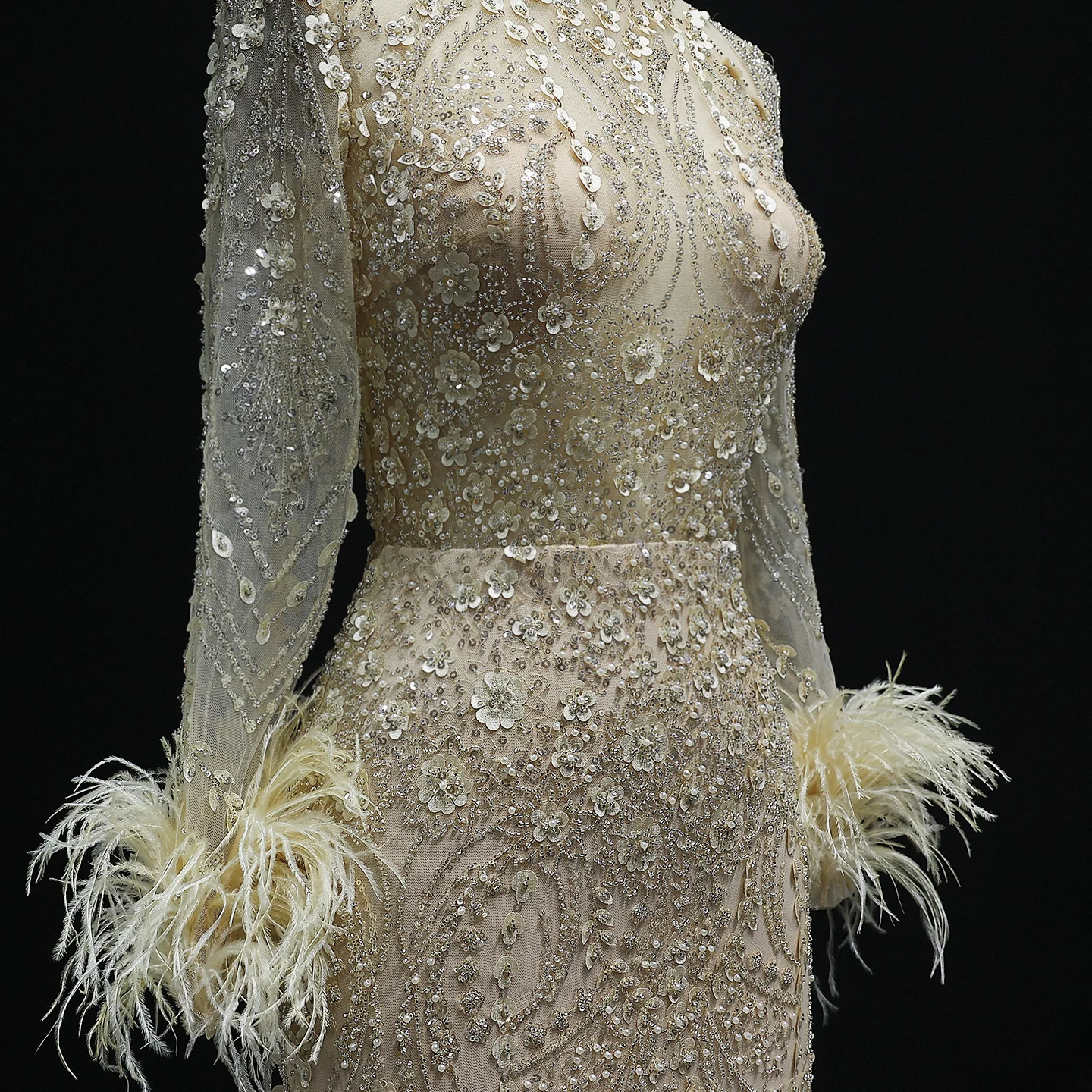 Шарон Саид золотое вечернее платье русалки с перьями и бисером длинными рукавами