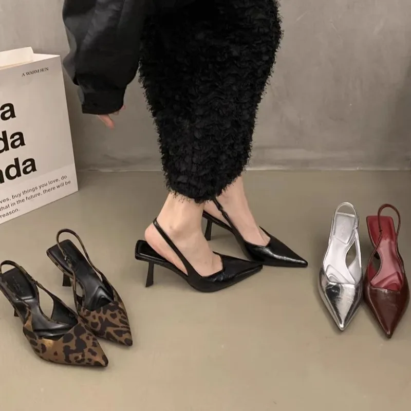 Туфли женские без шнуровки высокий каблук заостренный носок однотонные