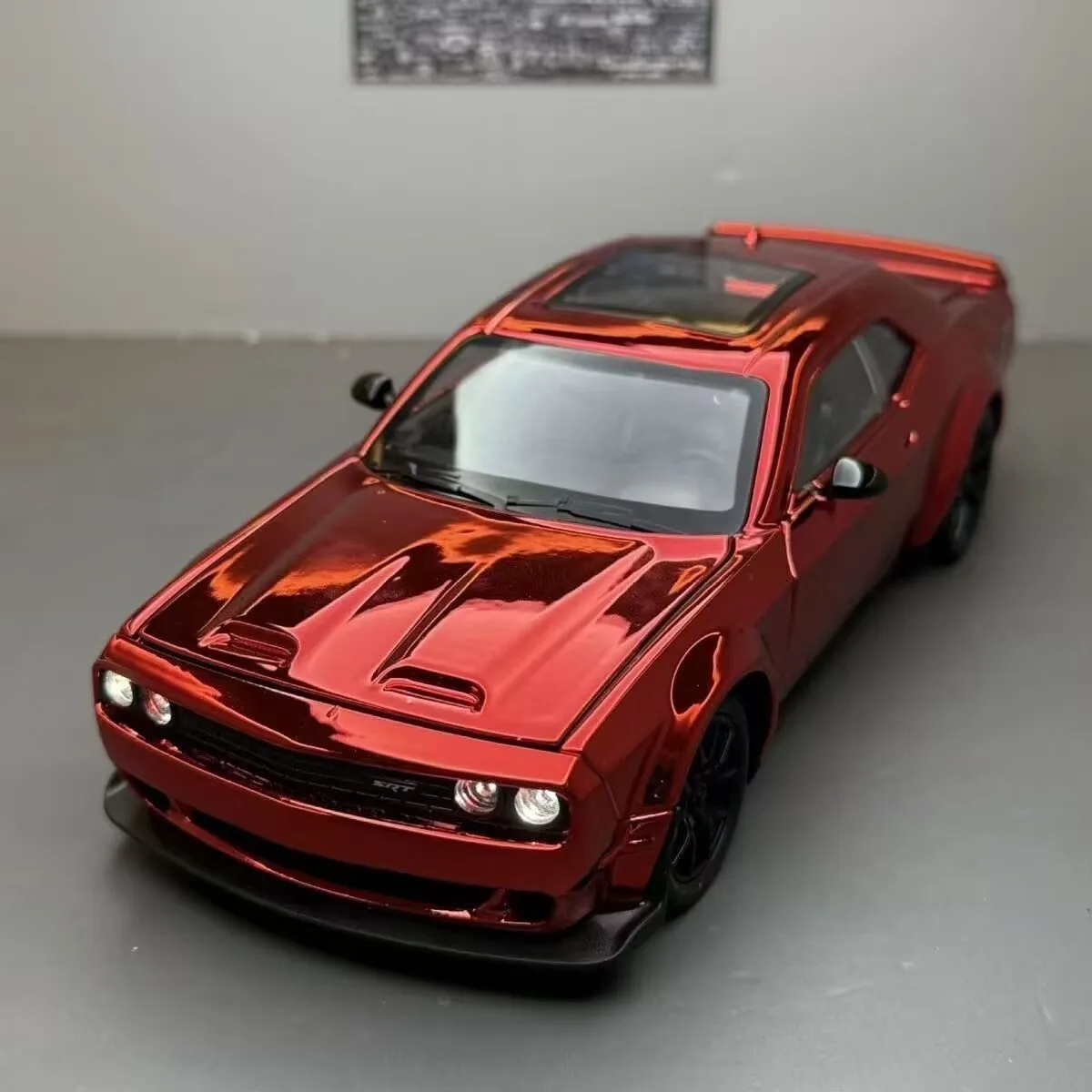 Фото 1:24 Dodge Challenger SRT Hellcat, гальваническая модель спортивного автомобиля из сплава, металлическая гоночная машина, модель автомобиля, звуковой свет, детская игрушка в подарок №1