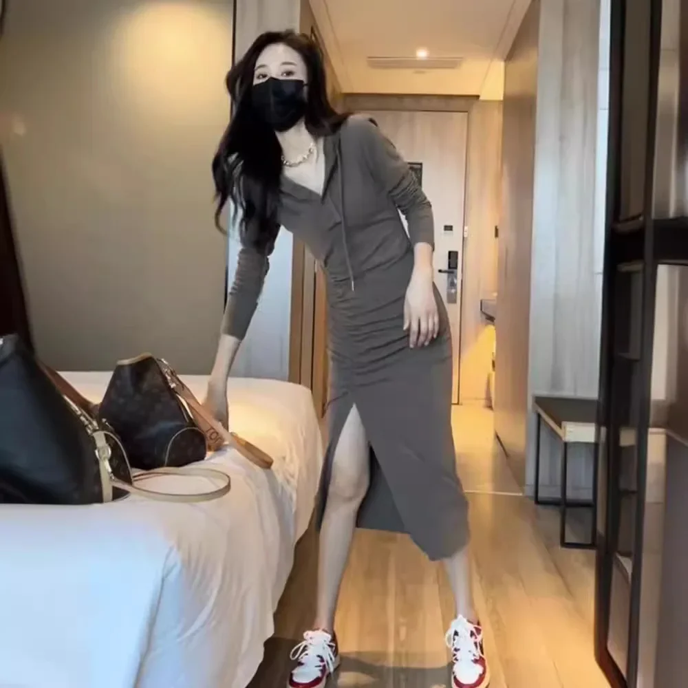 Элегантное платье средней длины с капюшоном для женщин осенняя коллекция