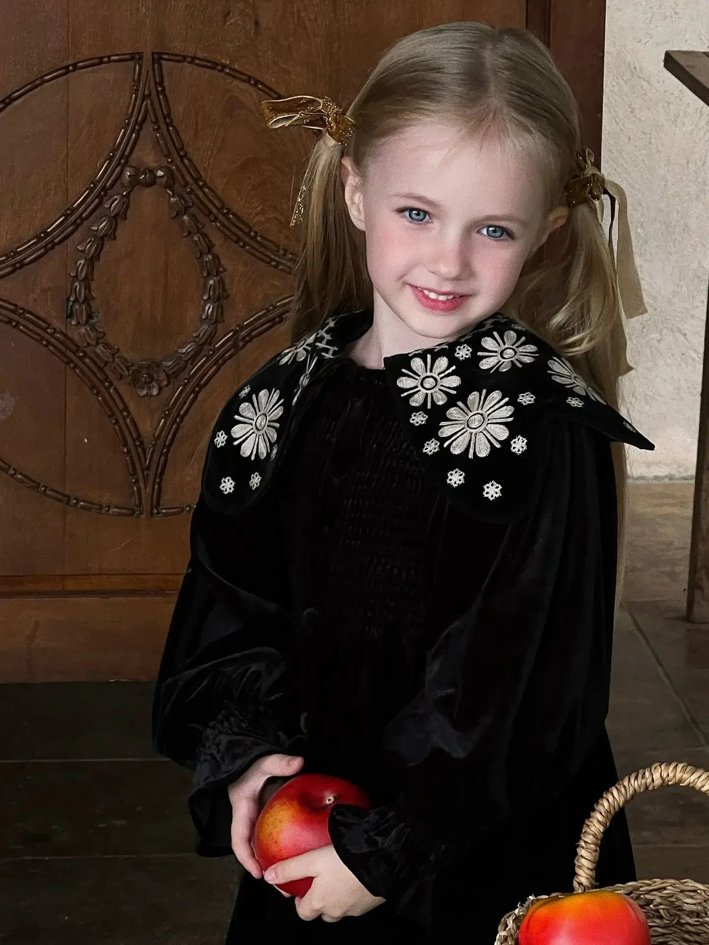 Детское бархатное платье с вышивкой на воротнике